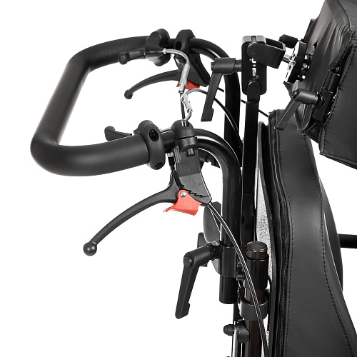 Ручки для сопровождающего лица, регулируемые по высоте, оснащены системой торможения