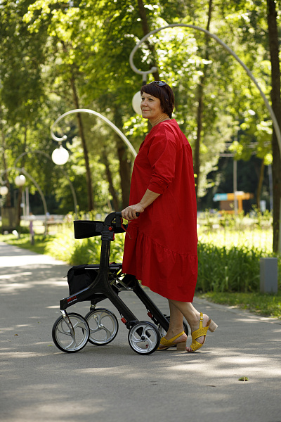 передвигаться с помощью ходунков